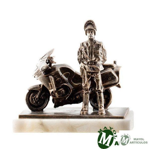 Figura pequeña de Moto y motorista sobre peana