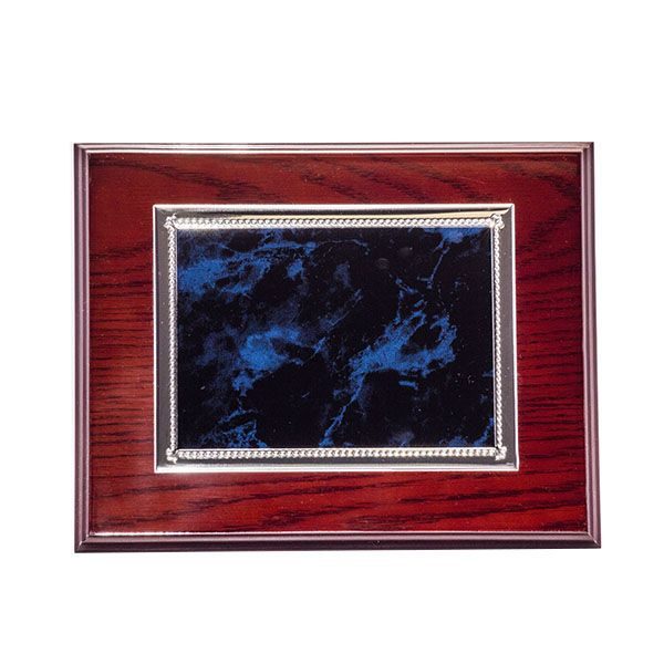 Placa homenaje madera en fondo azul para personalizar