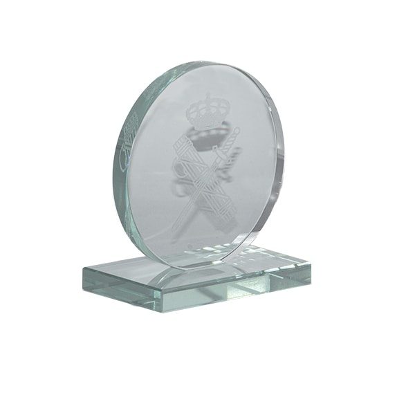 Cristal redondo con emblema grabado
