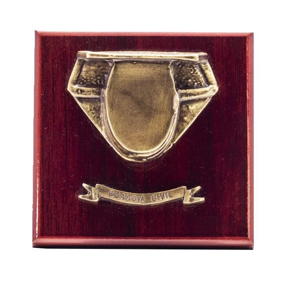 Tricornio en bronce sobre peana de madera