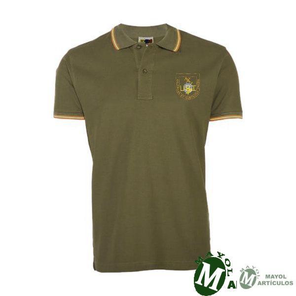 Polo verde UEI con detalle bandera en manga y cuello