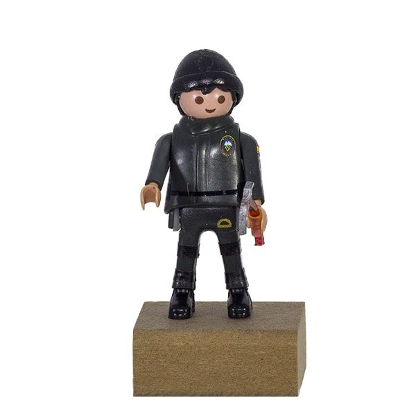 Muñeco articulado Negro Guardia Civil montaña con peana madera
