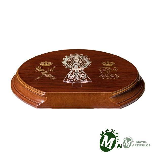 Base de madera sobremesa grabada con emblemas y Virgen del pilar