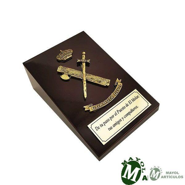Cuña Madera con Emblema Guardia Civil metálico y placa para personalizar