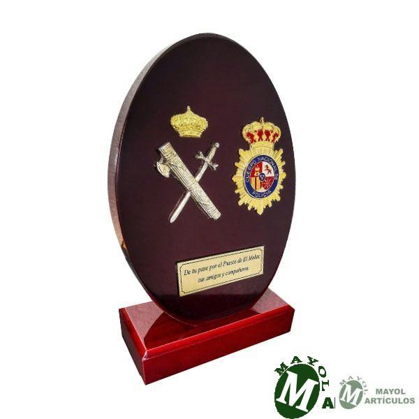 Placa conmemorativa personalizada ovalo en madera y emblema metalico