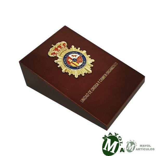 Cuña de madera color caoba con emblema de Policía Nacional