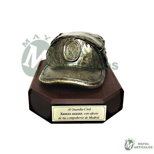 Figura en resina Gorra de Guardia Civil Color Bronce Sobre peana de madera.