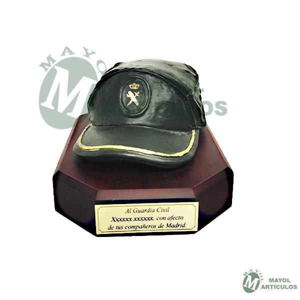 Figura en resina Gorra de Guardia Civil pintada a mano en color. Sobre peana de madera.