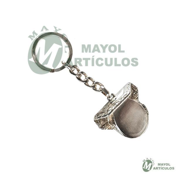 LLavero Tricornio con baño en Plata . Se entrega en Estuche verde.