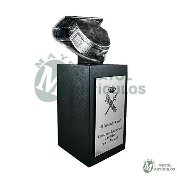 Figura tricornio color plata sobre base de madera