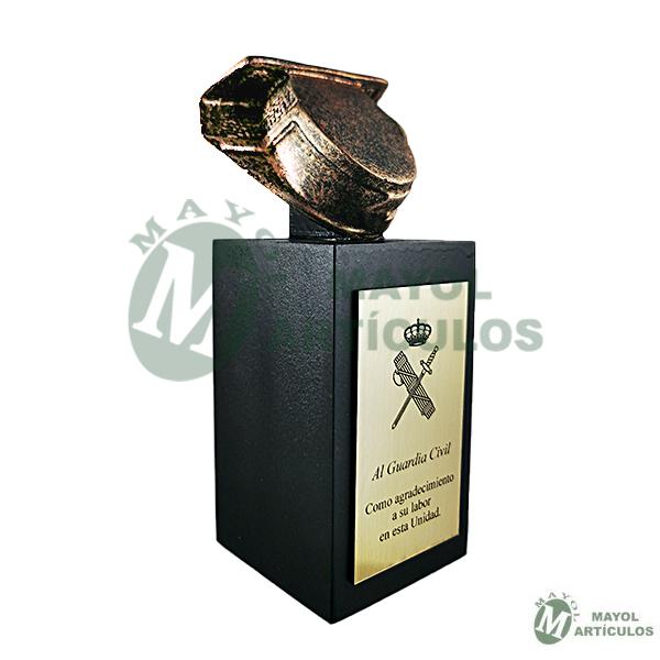 Tricornio bronce sobre base de madera