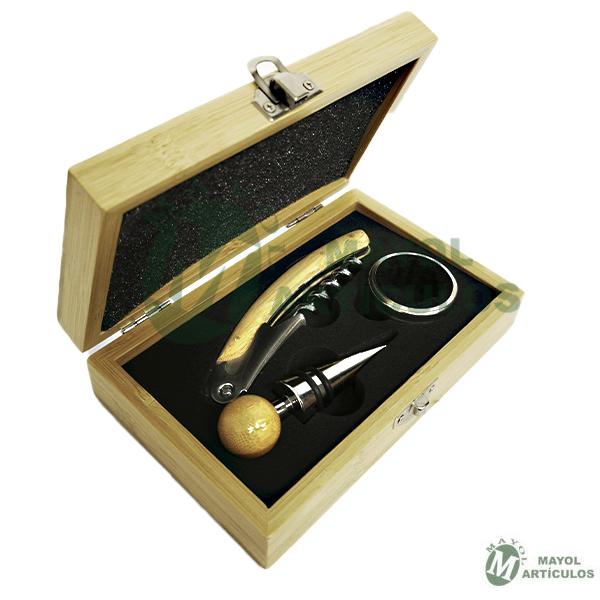 Set de vinos acabado en madera bambú. Accesorios de acero inox.
