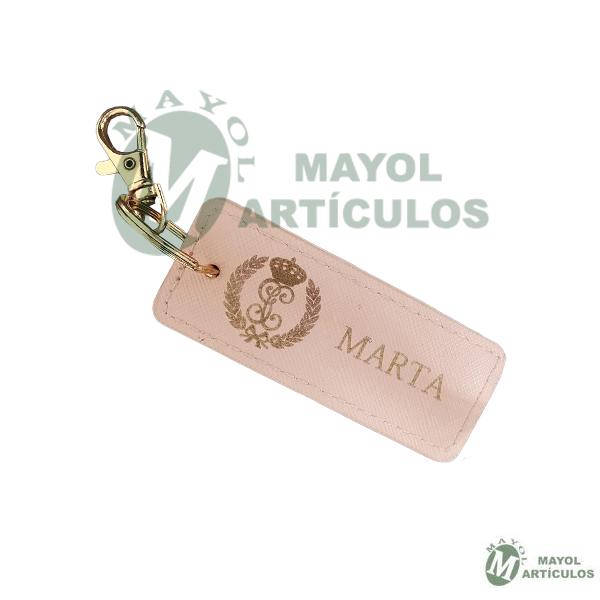 LLavero elaborado en piel de colores grabado con Letras GC Entrelazadas y Nombre Personalizado. 